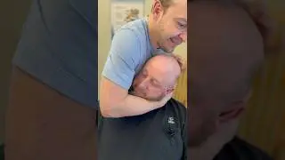 Подтяжка затылка помогает снизить нагрузку на позвоночник и облегчить боль #asmr #хиропрактика