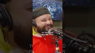 Джереми Росадо играет рождественскую версию песни 