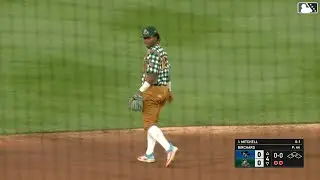 Jes&uacute;s Made's backhanded grab