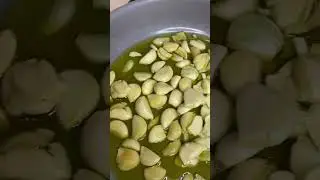 Garlic infused olive oil 🧄#infused #infusion #garlic #garlicbread #garlicbutter #garlicsauce #food