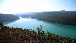 panorama depuis le regardoir sur le lac de vouglans
