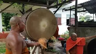 buddhist tempel og stortromme munkene her sakon nakhon Thailand