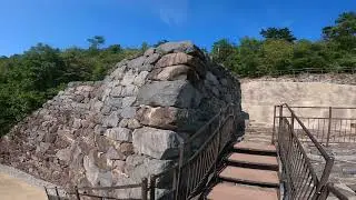 屋嶋城（やしまのき）：白村江の戦いで敗れた後、日本書紀によれば朝鮮による侵攻に備え、６６７年頃に築城。１１８５年の源平の屋島の戦いよりも５００年も前のことで、屋島が瀬戸内海の要衝であったことがわかる。
