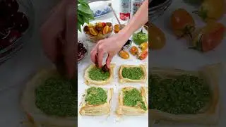 Cherry Tomato & Pesto Summer Savory Pastries / #summerrecipes #puffpastryrecipe #puffpastry