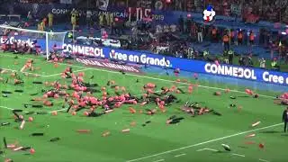 La hinchada de Colón en Paraguay