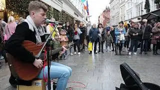 Crowd grows as Paul Jenkinson treats Grafton Street to an Ed Sheeran /Justin Bieber Mashup.