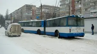 The accordion trolley bus ZIU10 got stuck in the snow, turned around on the road, skidded.