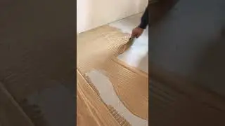 Posa a colla del parquet prefinito legno