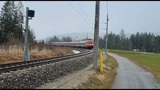 Salzkammergutbahn: Vorbeifahrt des IC 1019 - kurz vor dem Bahnhof Kainisch