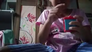 Ketika aku menunjukan mainanku di kamar ku dan KK ku