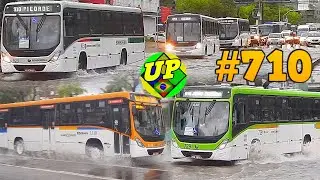 #710 Ônibus passando na Av. Agamenon Magalhães alagada. Manhã com muita chuva em Recife
