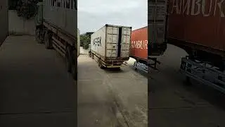 Skill on moving container #container #truck #volvotrucks