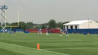 Giants' Mike Nugent kicks