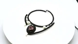 Halsreif, Halskette, Kette, Schmuck aus Perlen, mit echter Blume in Resin