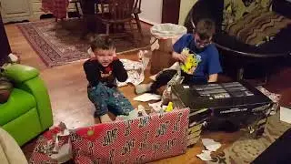 Kids Scream in Excitement After Unwrapping Their Christmas Presents - 1074719
