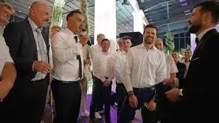 Посмотрите, какие подарки они дарят жениху.