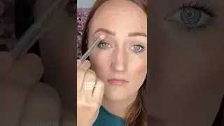 Beginner eyeshadow using 2 colors by Seint. Text &ldquo;beginner eyeshadow&rdquo; (830) 484-4140 #easyeyelook