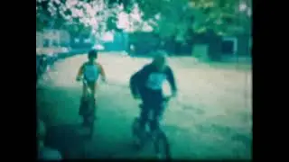 21) Fietscross in Braamt met Iwan en Jan leest de krant.