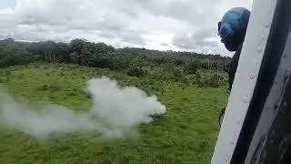 Aterrizando en el &aacute;rea de operaciones para abastecer al pelot&oacute;n BALUARTE. A&ntilde;o 2025. Selvas del Meta.
