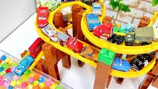 Various CarsTomica miniature cars will run down the hill and jump into the colorful water!