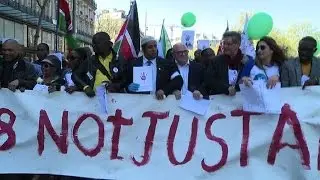 Paris: marche en hommage aux victimes de l'attentat de Garissa