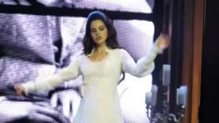 Lana del Rey dancing @ Paradise tour in paris