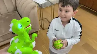 Bu dinazor uzaktan kumandalı🤩 Ağzından dumanlar çıkıyor👻 Dans ediyor, Yusuf abisini takip ediyor🤪