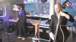 De Tiny Little Big Band speelt Christmas Song, live bij EerstJaap!