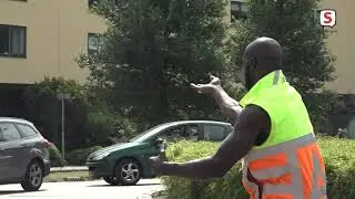 Dansende verkeersregelaar Berthony verdwenen bij Leidse rotonde (26-08-2020)