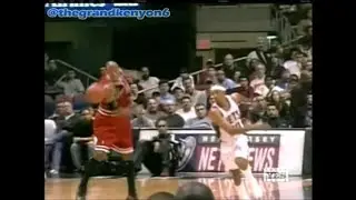 Kerry Kittles great anticipation & speed for the steal & slam in stride without dribbling the ball