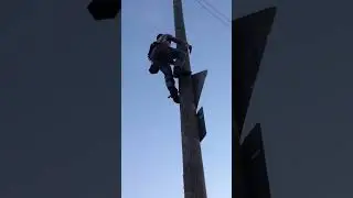 Стажер теряет равновесие и поскальзывается на полпути вниз по электрическому столбу - 1443594