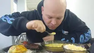 МУКБАНГ сырный суп, тефтеля и печеночный оладушек,салат с ветчиной и куриная котлета/ОБЖОР/столовая