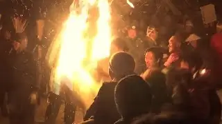 激しい火の攻防　厄年の男たち躍動　外国人観光客が興奮「ビューティフル」野沢温泉村で道祖神祭り