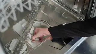 Hoe reinig ik de terugslapklep en afvoerpomp van mijn vaatwasser? | Miele