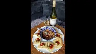 Focaccia stukjes als hapje bij een lekker glas witte wijn.