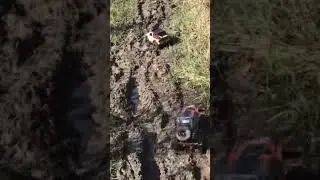 Trx4 et Tamiya sur un chemin plein de boue et d'orni&egrave;re