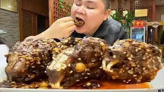 挑战吃成都麻辣兔头！整个抱着啃，大胖一口下去吃的满嘴流油！【都市陈大胖】