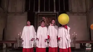 este ni&ntilde;o canta con globo de helio
