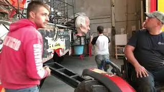 Trasloco carrette tra gli hangar della Cittadella del Carnevale di Viareggio