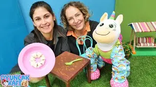 Çocuk videoları. Oyuncak Kafe - Unicorn için tavuklu çarkıfelek çöreği yapıyoruz.