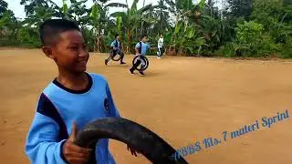 Tertantang untuk berlari hanya dengan ban bekas sepeda motor 