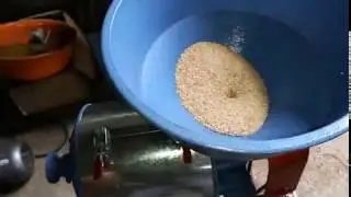 Mini grain paddy rice flour bean crusher milling crushing machine