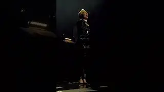 Lady Gaga sing without microphone live