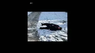 Ciccione cade sulla neve mentre gioca
