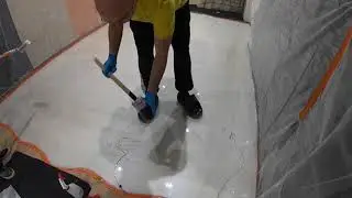 Résine epoxy autolissante effet marbré noir pur et blanc nacré