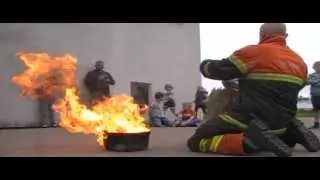 26.05.13 B&oslash;rn l&aelig;rer om brandslukning til b&oslash;rnef&oslash;dselsdag p&aring; Falck stationen i Kors&oslash;r.