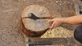 Cortar troncos con una cu&ntilde;a / Cortar madera / Le&ntilde;a