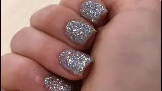 Легкий короткий маникюр с серебряными блестками