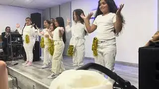 Danza “tal vez un día de abril” iglesia vuelta del rey, Valladolid niñas pequeñas.