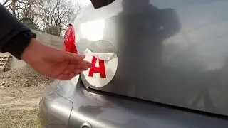 Astuces pour d&eacute;coller un autocollant adh&eacute;sif jeune conducteur sans ab&icirc;mer la peinture de sa voiture